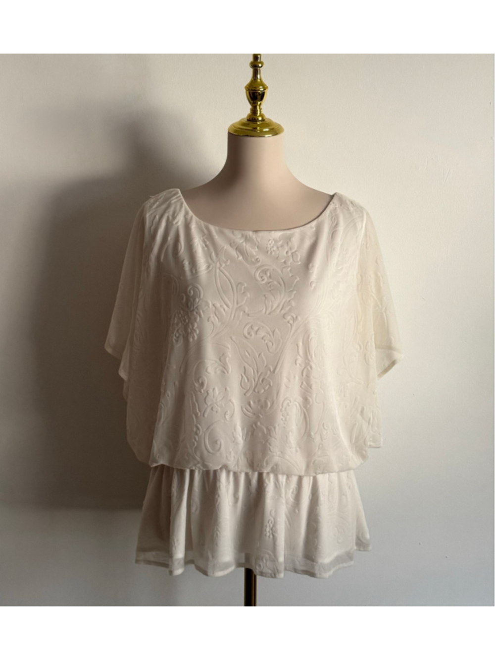 Women's J.R. Nites White Floral Embossed Blouse Size 16